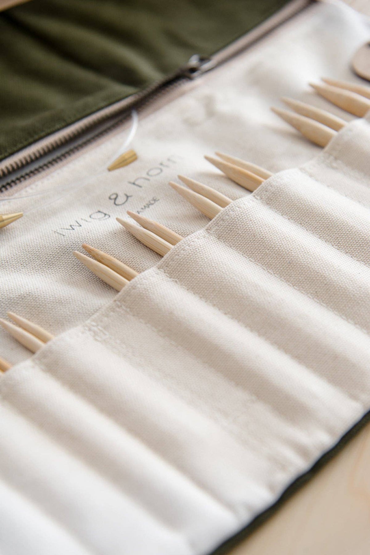 Estuche estándar de lona para agujas intercambiables: Olive de Quince & Co.