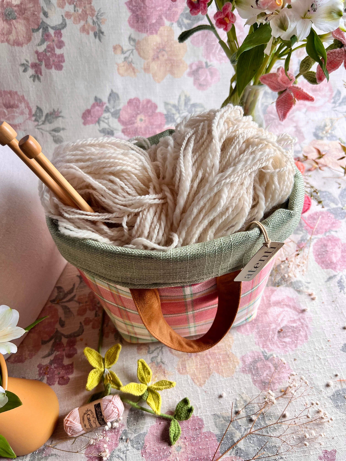 Bolsa para proyectos y organizador para tejer y crochet: Bubblegum Hope Basket de Atenti