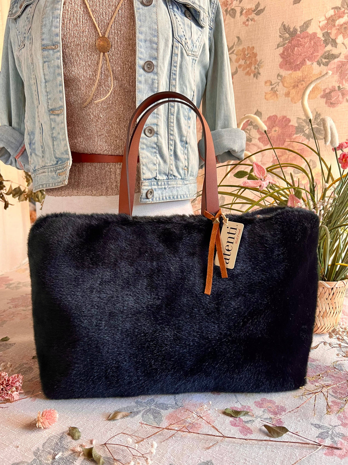 Midnight Mink Divina; bolso de mano y bolsa pequeña para proyectos hechos en EE. UU. de Atenti